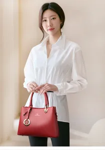 Detailansicht der eleganten roten Ledertasche mit feinen Beschlägen und hochwertiger Naht.