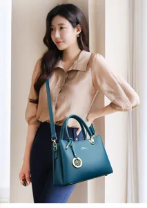 Elegante Damen Umhängetasche aus weichem Leder, stilvolle blaue Handtasche für den Alltag.