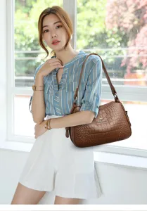 Braune Umhängetasche für Damen mit Krokodilmuster, elegante Vintage Handtasche mit Metall.
