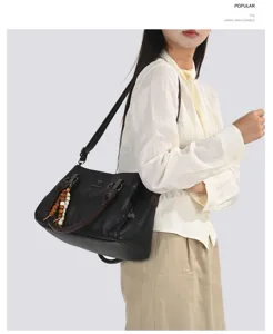 Klassieke zwarte schoudertas voor vrouwen, grote vintage pendelhandtas met leuke hanger.