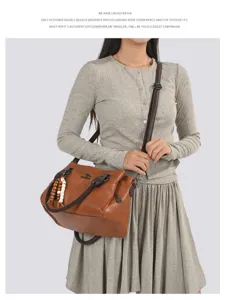 Vintage bruine dames schoudertas grote capaciteit casual handtas met leuke hanger