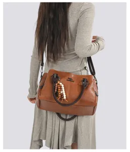 Retro bruine lederen schoudertas grote capaciteit casual handtas met kralen hanger