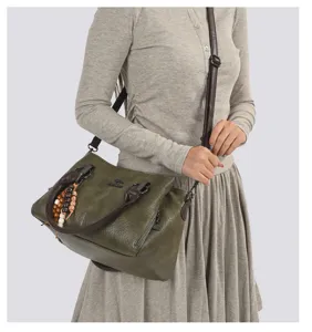 Retro groene dames leren handtas, grote schoudertas voor dagelijks woon-werkverkeer en mode.