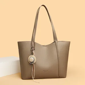 Grote dames lederen shopper tas casual schoudertas met mooie hoed hanger accessoire.