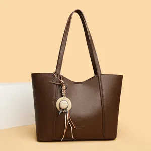 Stijlvolle bruine lederen shopper voor dames, grote schoudertas met leuke hoed hanger.