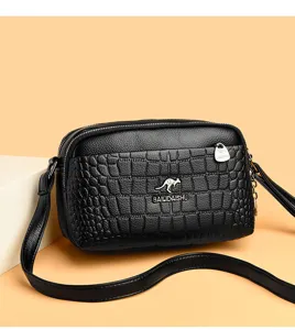 Klassieke zwarte crossbody tas van leer met krokodillenstructuur en meerdere vakken.