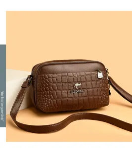 Bruine leren schoudertas voor dames, stijlvolle crossbody tas met krokodillenpatroon en vakken.