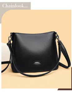 Detailansicht der schwarzen Schultertasche aus Leder mit feiner Narbung und Metallbeschlägen.
