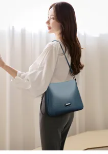 Detailansicht der blauen Leder Umhängetasche für Damen, elegante Freizeittasche für den Alltag.