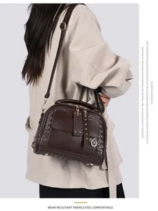 Stijlvolle geweven damestas, bruine crossbody tas met verstelbare schouderriem.