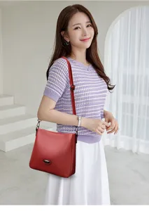 Elegante rote Leder-Umhängetasche für Damen, stilvolle Schultertasche mit verstellbarem Gurt.