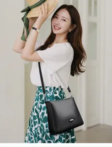 Schwarze Ledertasche Damen grosse Kapazitat Umhaengetasche schlichte Schultertasche Detail