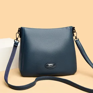 Dunkelblaue Leder Umhängetasche für Damen, lässige Crossbody Tasche mit Metall Logo Detail.