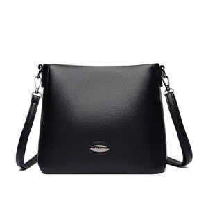 Klassische schwarze Ledertasche für Damen, lässige Umhängetasche mit hochwertigen Metallbeschlägen.