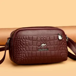 Modieuze zachte lederen schoudertas voor dames met elegant krokodillenpatroon en stijlvol design.