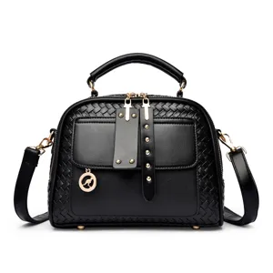 Zwarte gevlochten lederen handtas voor dames, stijlvolle schoudertas met gouden accessoires.