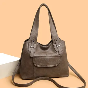 Stijlvolle dames handtas van zacht leer, grote casual schoudertas en praktische shopper.
