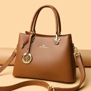 Damen braune Leder Handtasche Vintage Umhängetasche Schultertasche Top Griff Tasche mit Anhänger.