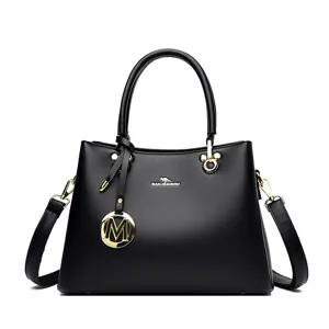 Klassische schwarze Leder Damentasche, elegante Umhaengetasche und Shopper fuer den Alltag.