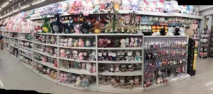 Dettaglio dello scaffale di peluche che mostra vari animali carini e morbide bambole per i bambini.