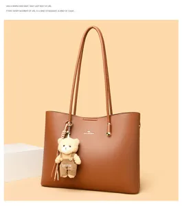 Bruine lederen tote bag voor dames, grote stijlvolle schoudertas met schattige berenhanger.
