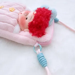 Primer plano detalle del bolso de felpa rosa suave y esponjoso con diseño de cara de muñeca.