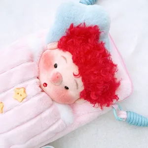 Detalle del bolso bandolera de peluche suave con textura rosa mullida y adorable cara con pecas.