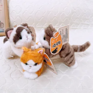 Simpatico gatto di peluche con adesivo magnetico per frigorifero, animale morbido.