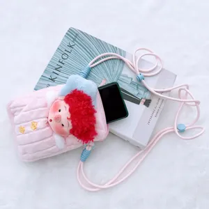 Bonito bolso cruzado de muñeca de peluche con pelo rizado rojo para teléfono móvil.