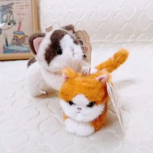 Simpatico gatto di peluche magnetico, morbido gattino imbottito con zampe, bellissima decorazione.