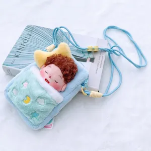 Bolso cruzado de felpa para teléfono con adorable diseño de muñeca y correa suave.