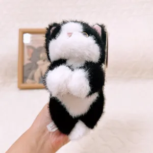 Primo piano del peluche gatto magnetico bianco e nero, morbida consistenza, formato tascabile.