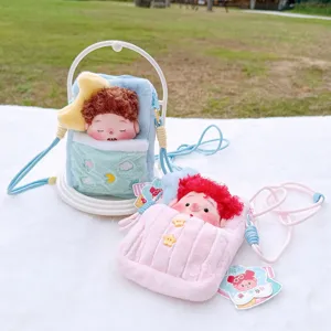 Bolso bandolera telefono muneca peluche con lindo disenado cabello rizado, vista detalle.