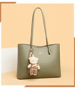 Elegante groene lederen shopper met schattige berenhanger, grote capaciteit en stijl.