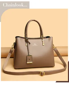 Grosse braune Damen Handtasche aus Leder, elegante Umhaengetasche mit Griff Detailansicht.