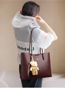 Grote bordeauxrode shopper handtas voor dames met schattige berenhanger, stijlvolle tas.