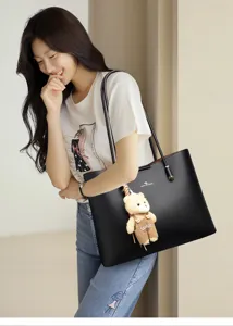 Stijlvolle zwarte leren shopper tas met prachtige details gedragen door model.