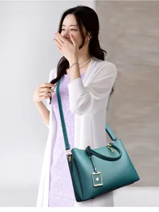 Grüne Damen Schultertasche Detailansicht, große PU Leder Handtasche mit edler goldener Hardware.