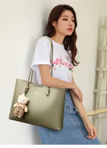 Stijlvolle grote groene tote bag voor dames, elegante schoudertas met schattige berenhanger.
