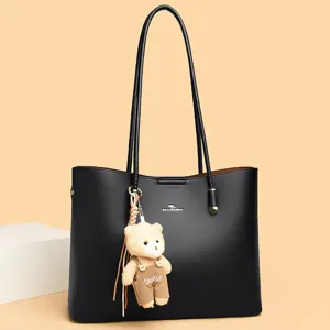 Dames PU Leer Tote Tas Met Grote Capaciteit En Schattig Beertje Bedeltje Stedelijk Minimalistische Schoudertas Mode Dagelijkse Handtas