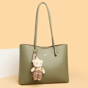 Groene PU lederen shopper tas voor dames, grote schoudertas met schattige berenhanger.