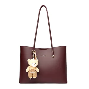 Bordeauxrode grote shopper tas voor dames, elegante schoudertas met schattige berenhanger.