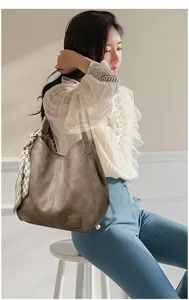 Zachte leren shopper tas voor dames, grote schoudertas met een stijlvolle sjaal.