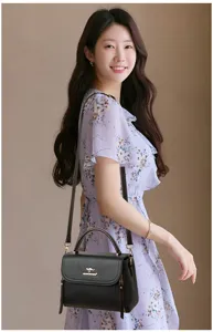 Nahaufnahme der stilvollen schwarzen Ledertasche am Model, eleganter und praktischer Begleiter.