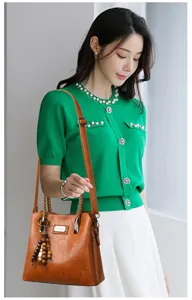 Gedetailleerd uitzicht op de elegante vintage PU lederen schoudertas voor vrouwen met kralen.