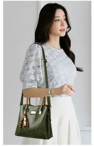 Vrouwen retro PU leer schoudertas grote capaciteit tote messenger tas met houten kralen hanger.
