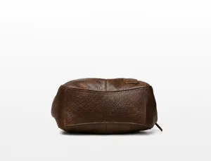 Gedetailleerd uitzicht op de onderkant van de bruine zachte lederen tote bag voor dames.