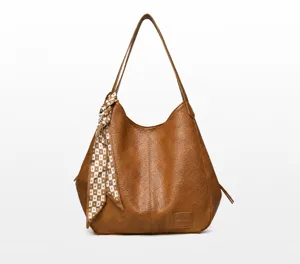 Bruine PU leer shopper tas detail, grote schoudertas met stijlvolle bedrukte sjaal.