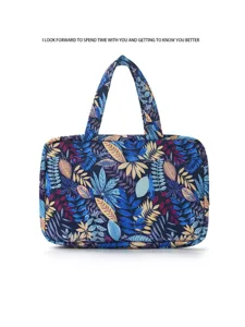 Nahaufnahme der tragbaren zum Aufhängen Kosmetiktasche mit farbigem Blättermotiv.