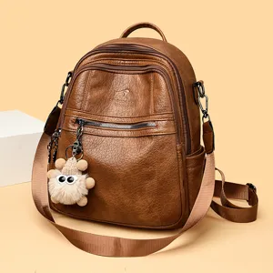 Dames casual bruine lederen rugzak grote capaciteit veelzijdige reistas met schattige pluche hanger.